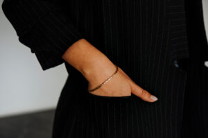 Permanent Bracelet am Arm einer Frau