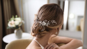 Braut trägt Haarschmuck mit Perlen