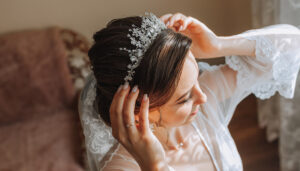 Braut trägt eine elegante Krone als Brautschmuck