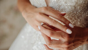 Braut trägt passenden Trauring am Finger