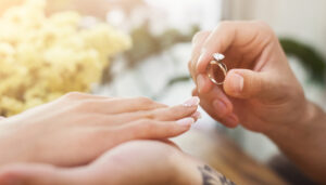 Mann steckt Frau einen Verlobungsring an den Finger