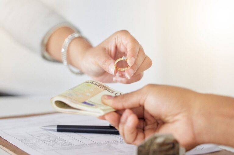 Bargeldtausch, Goldring und Diamantenbewertung Verkauf für Frau mit finanziellen Studienschulden. Schmuckverkäufer, Geld- und Goldschmiedegeschäft im Pfandhaus für eine bankrotte Person mit Darlehenszahlungen.