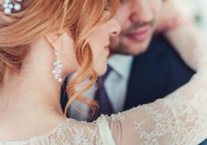 Frau  mit  sanftem  Ausdruck,  rotes  Haar,  Spitzenkleid,  Perlenschmuck